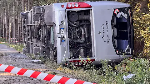 epi_1081063712_REUTERSFOTO_2026-09-27T090050Z 722523065 RC2KRNA77FXY RTRMADP 3 GERMANY-ACCIDENT-BUS.JPG_A tour bus overturne
