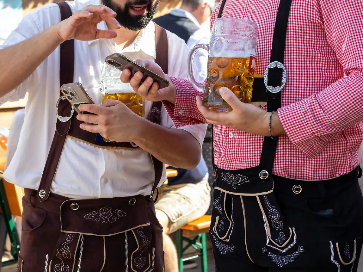 O' kracht is!: Betrunkener Oktoberfestbesucher wirft Holzscheit auf Taxifahrer
