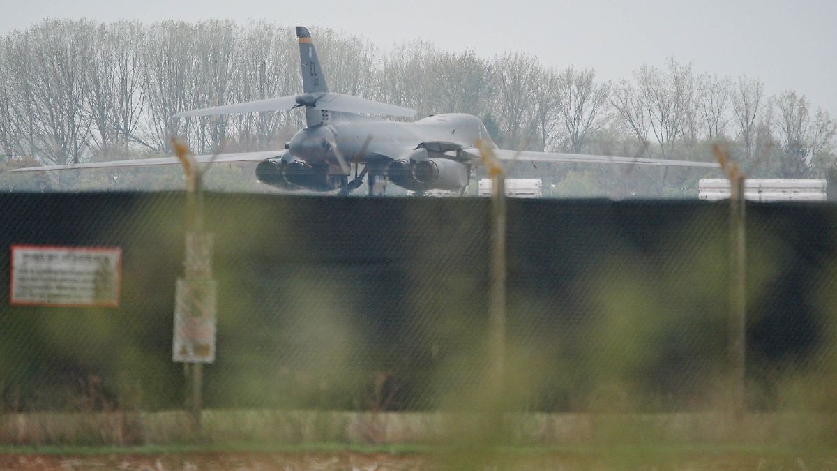 US-Bomber in England: Trump: Verdächtige wollten an Militärbasis "großen Schaden" anrichten - n-tv.de