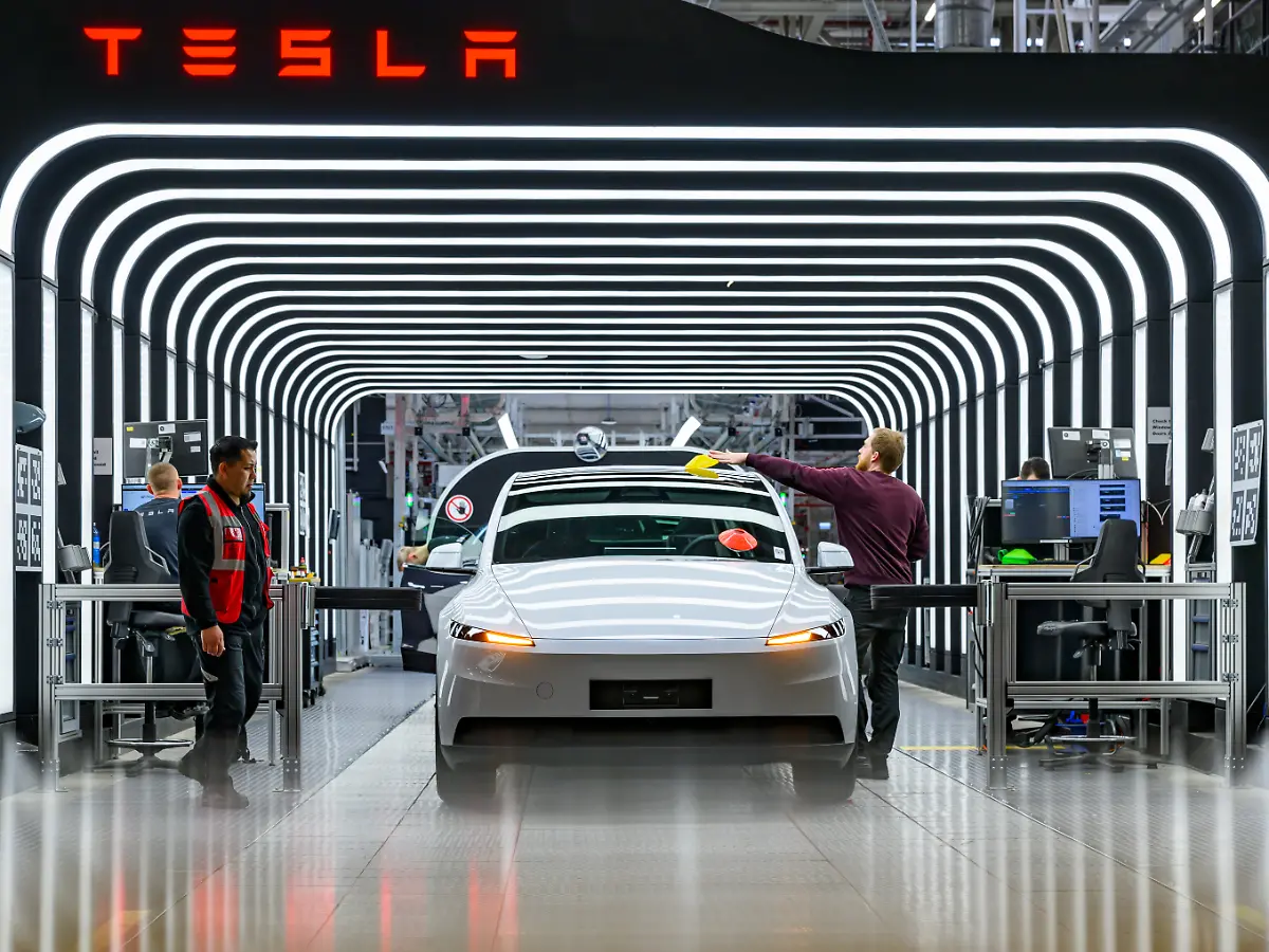 IG Metall fordert Tarifvertrag: Tesla erhöht Gehälter für Beschäftigte in Grünheide