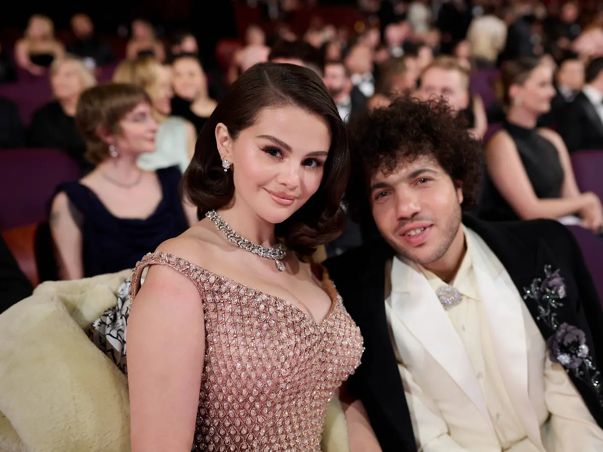 "Wahrscheinlich schon pelzig" : Selena Gomez und Benny Blanco feiern Hochzeitstag mit altem Kuchen