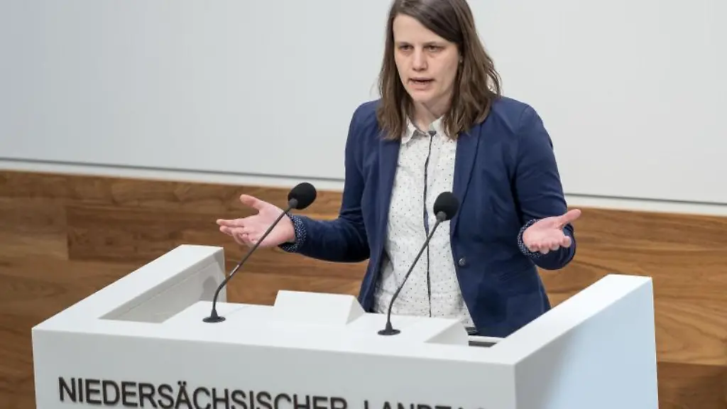 Julia-Willie-Hamburg-Buendnis90-Die-Gruenen-spricht-im-Plenarsaal-im-Landtag