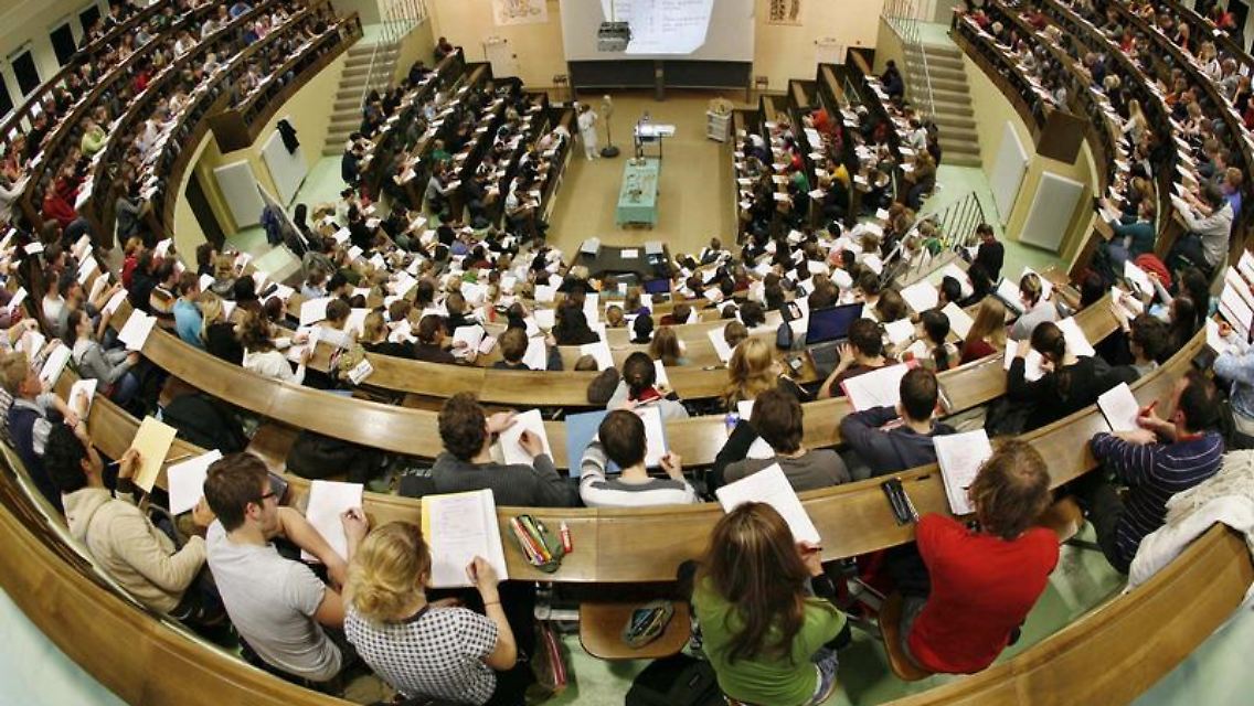 Niedrigere Zinssätze machen Studienkredite günstiger.