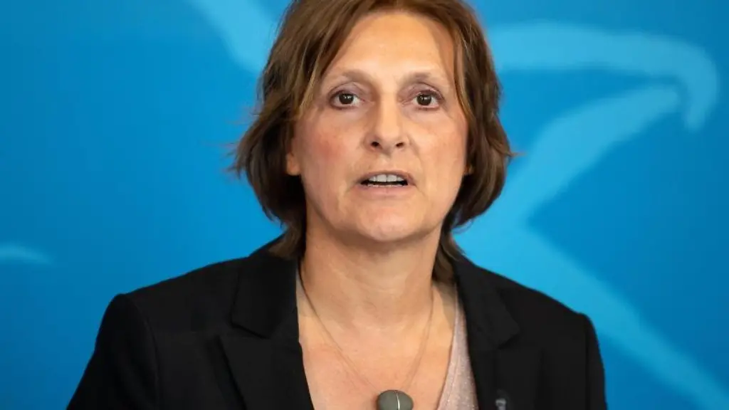 Britta-Ernst-SPD-Brandenburgs-Bildungsministerin-schaut-in-die-Runde