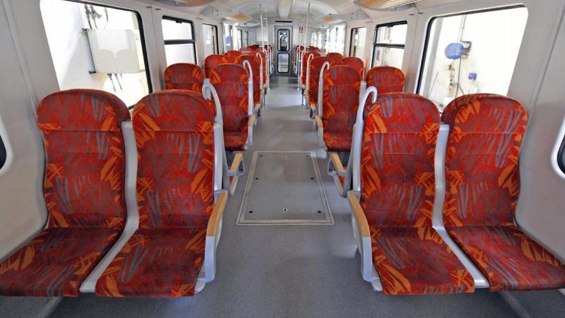 Leere Sitze in einem Zug der Hessischen Landesbahn. Noch bis Donnerstag soll bei den Konkurrenzunternehmen der Deutschen Bahn gestreikt werden.
