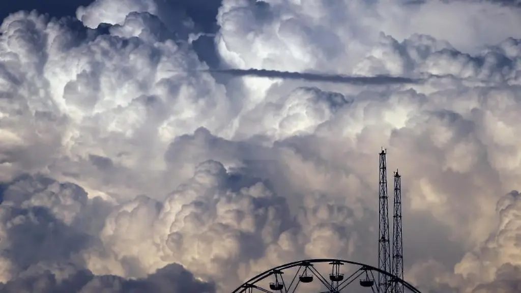 Wolken-tuermen-sich-ueber-den-Fahrgeschaeften-des-Freizeitparks-Skylinepark-auf