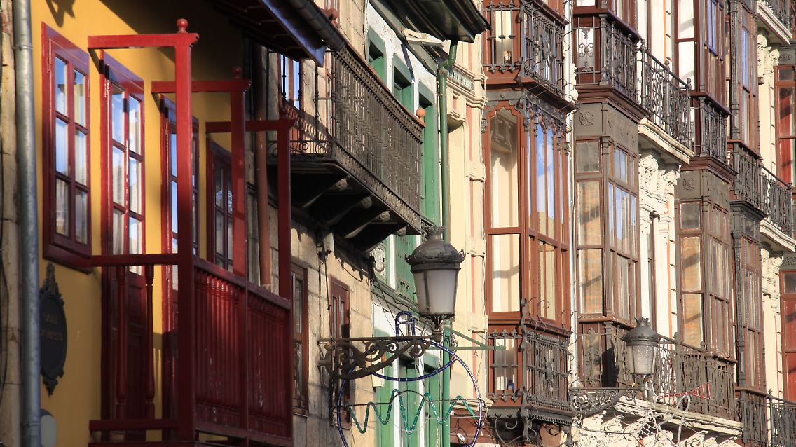 Von vielen Reisenden ignoriert: Noch kommen wenige Besucher in die Alstadt von Avilés mit ihren Arkadengängen und Holzbalkonen.