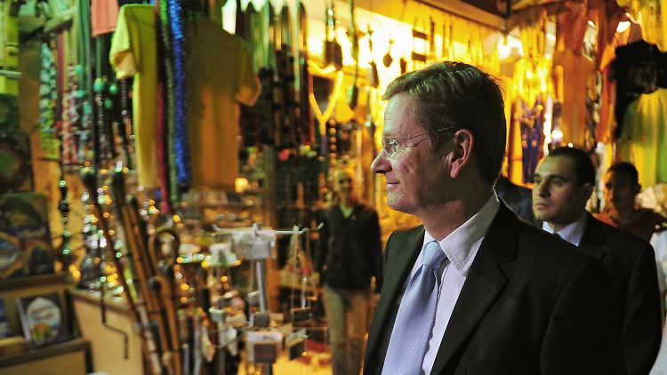 Ein bisschen wie Urlaub? Westerwelle auf dem Kairoer Basar.