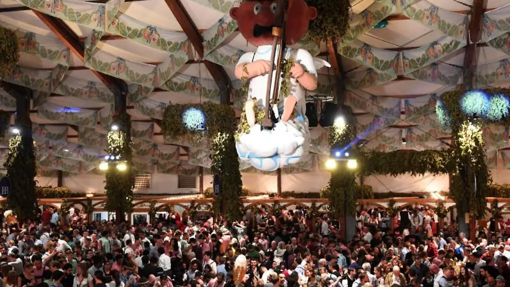 Blick-in-das-Hofbraeuzelt