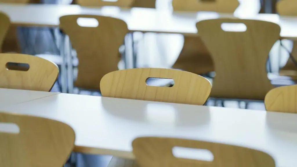 Tische-und-Stuehle-stehen-in-Reihen