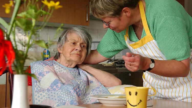 Gut einer von zehn Erwachsenen in der OECD unterstützt pflegebedürftige Angehörige oder Freunde. 