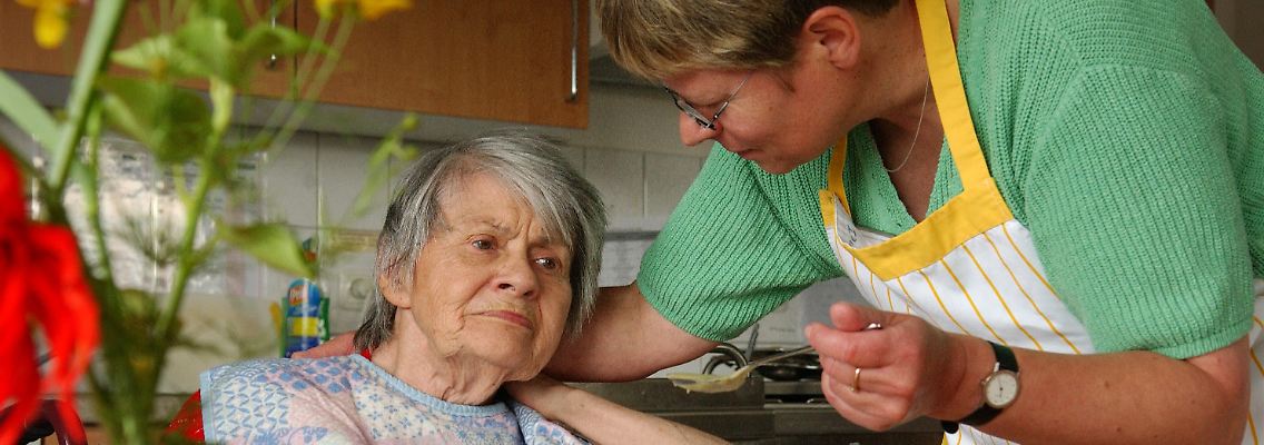 Gut einer von zehn Erwachsenen in der OECD unterstützt pflegebedürftige Angehörige oder Freunde.