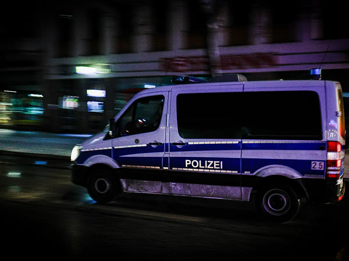 Geben sich als ihre Kunden aus: Razzia gegen mutmaßliche Bande von Prüfungsbetrügern