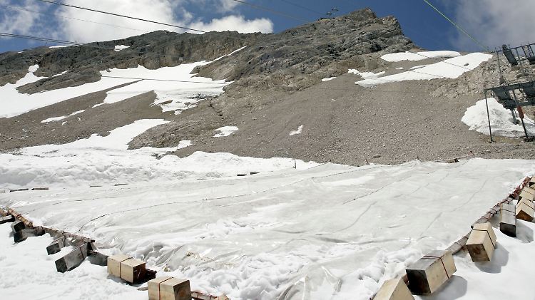 Zum Schutz vor zu viel Sonne wurden im Sommer 2008 rund 6000 Quadratmeter des Schneefernergletschers an der Zugspitze mit Planen abgedeckt.