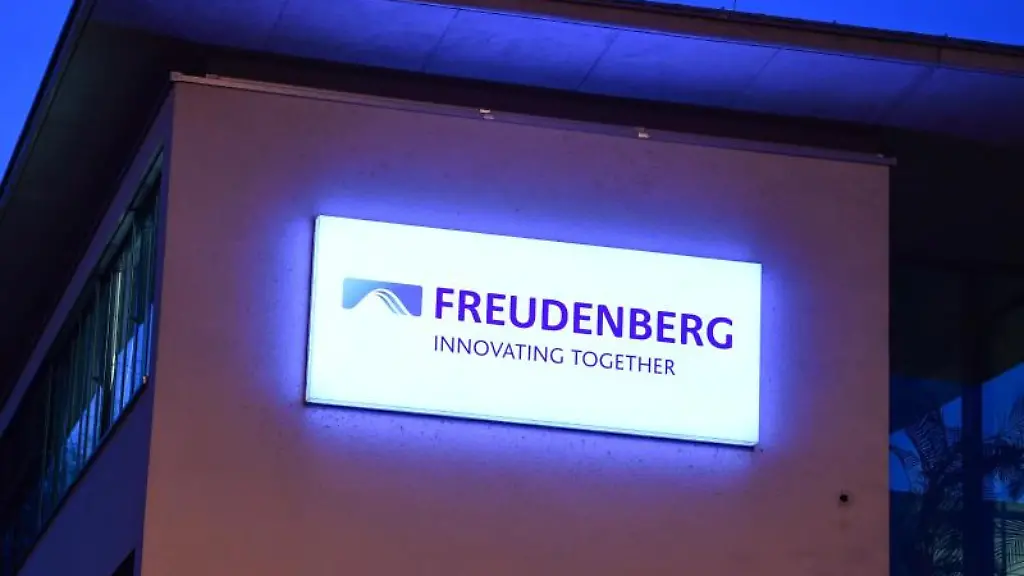 Das-Schild-haengt-an-einem-Buerogebaeude-des-Technologiekonzerns-Freudenberg