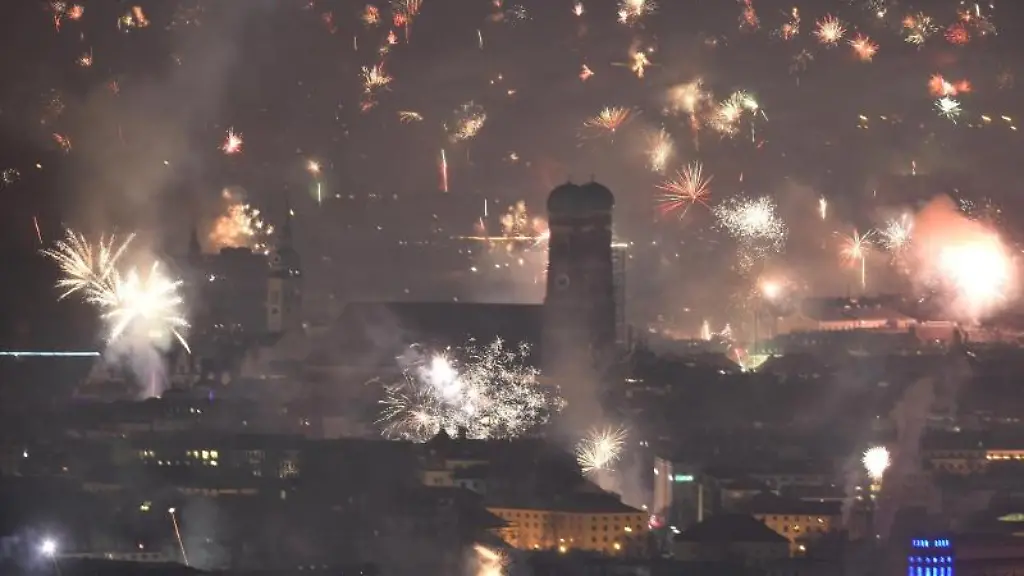 Feuerwerksraketen-explodieren-in-der-Silvesternacht