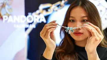 epi_1083027137_REUTERSFOTO_2026-10-01T042748Z 518932448 RC24UNA4N1XQ RTRMADP 3 PANDORA-VIETNAM.JPG_Denmark's Pandora op