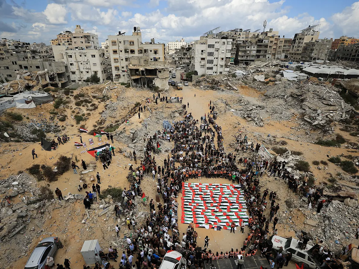 Lange unter Trümmern verborgen: Israelischer Luftangriff: Massenbegräbnis für 100 Menschen im Gazastreifen