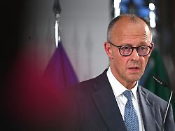 Bild: Friedenspreis für die Nato: Draußen wird gebrüllt, drinnen lobt Wüst den Kanzler