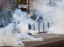 Autos und Mülleimer in Flammen: Frankreichs Premierminister beruft nach Schulprotesten Krisensitzung ein