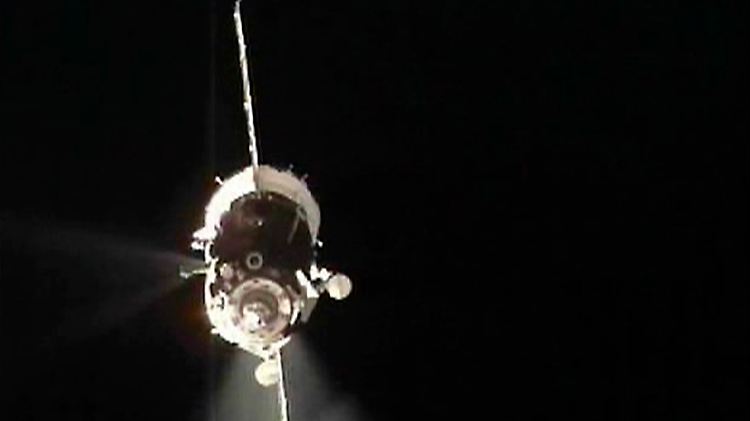 Die "Sojus TMA-15" schiebt sich in Richtung ISS, um dort anzudocken.