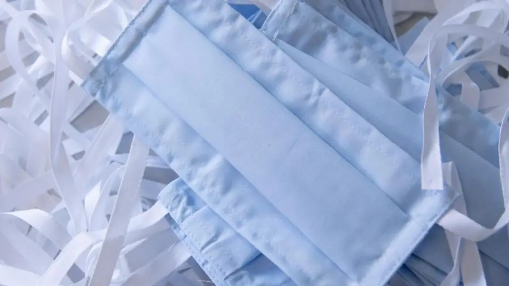 Textile-Schutzmasken-liegen-auf-einem-Tisch