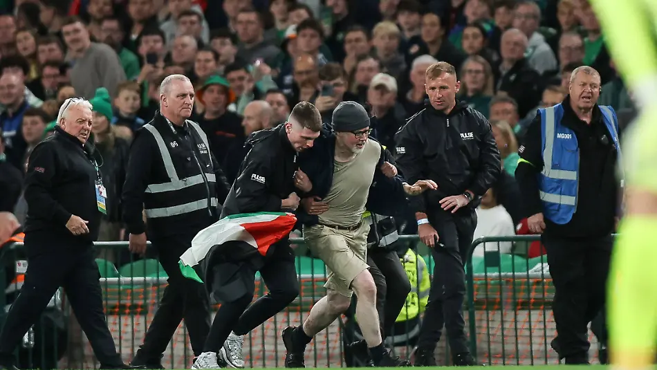 epi_1083421590_IMAGO SPORT_imago sp 1001 22210001 1084023492.jpg_A pitch invader is r