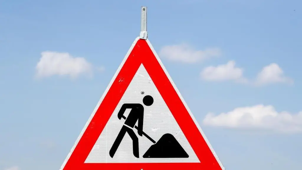 Ein-Schild-weist-auf-eine-Baustelle-hin