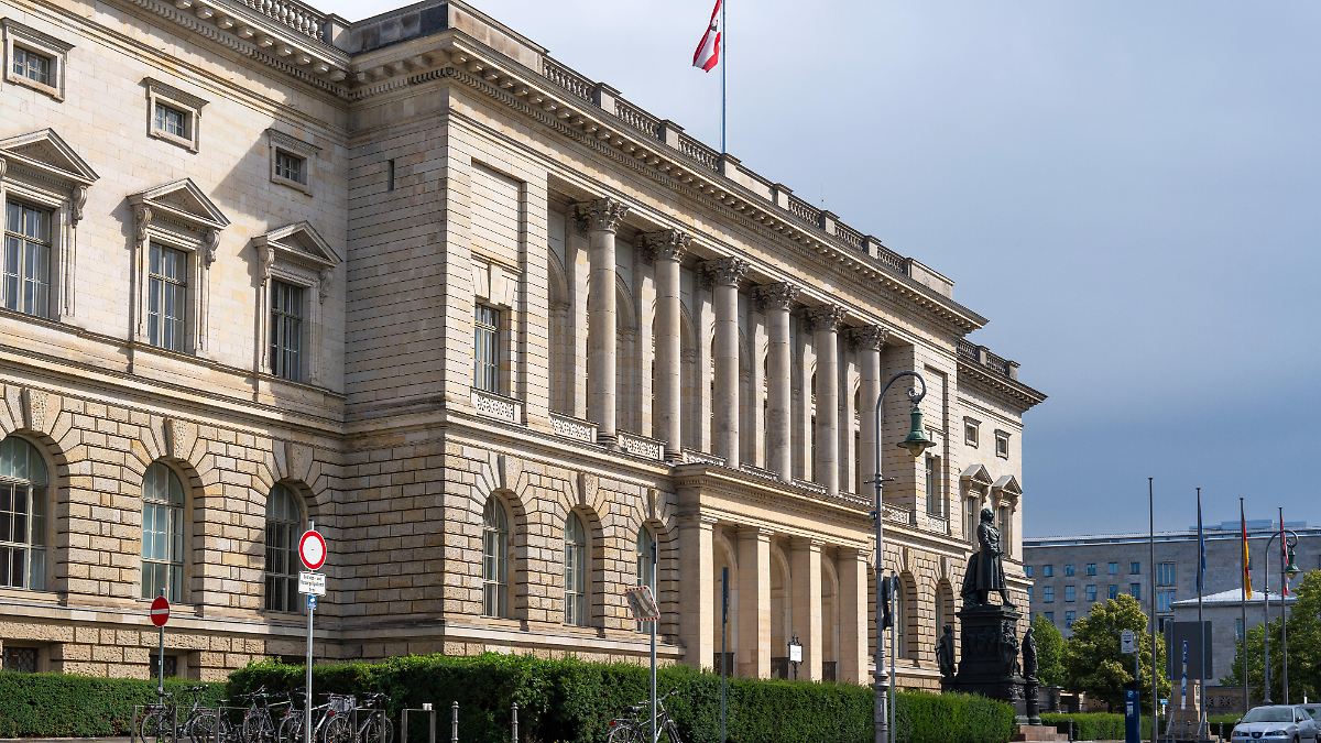 AfD statt CDU gewinnt in Spandau: Berliner Wahlergebnis korrigiert - Vier Parteien verlieren Sitze - n-tv.de