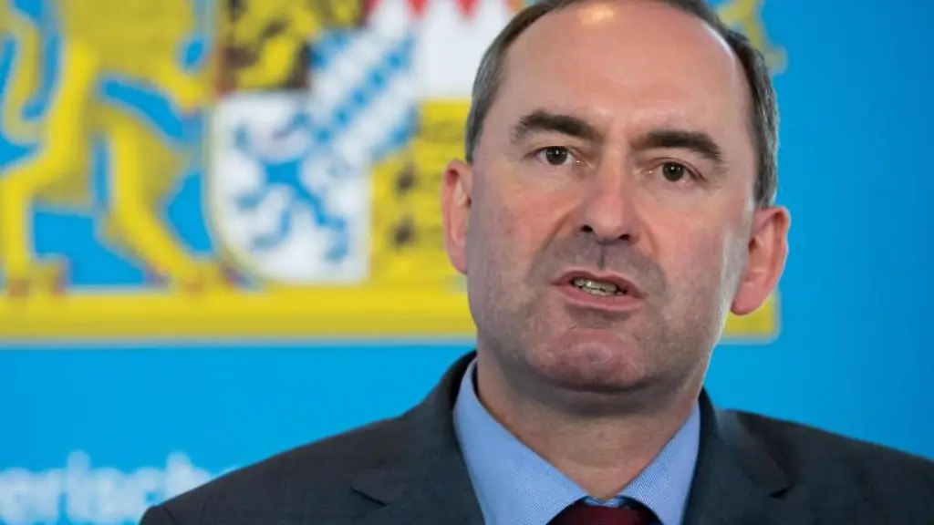 Hubert-Aiwanger-Wirtschaftsminister-von-Bayern-nimmt-an-einer-Pressekonferenz-teil