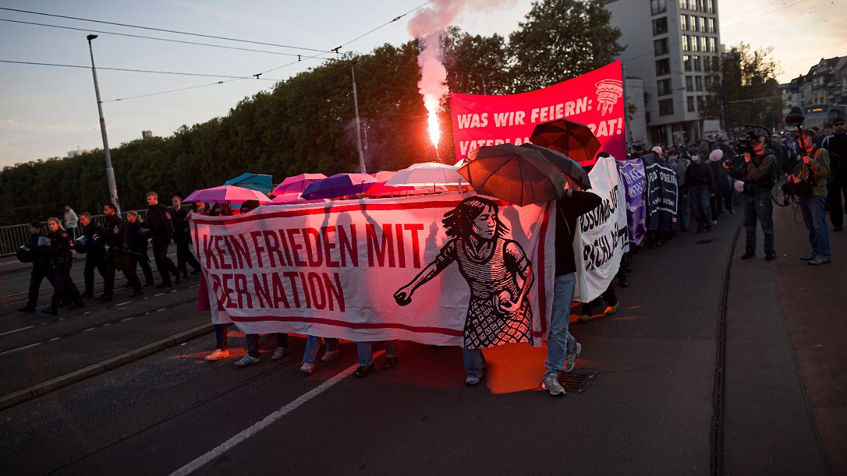 Bengalos, Vermummte, Festnahmen: Antifa-Protest vor Einheitsfeier schlägt in Gewalt um - n-tv.de