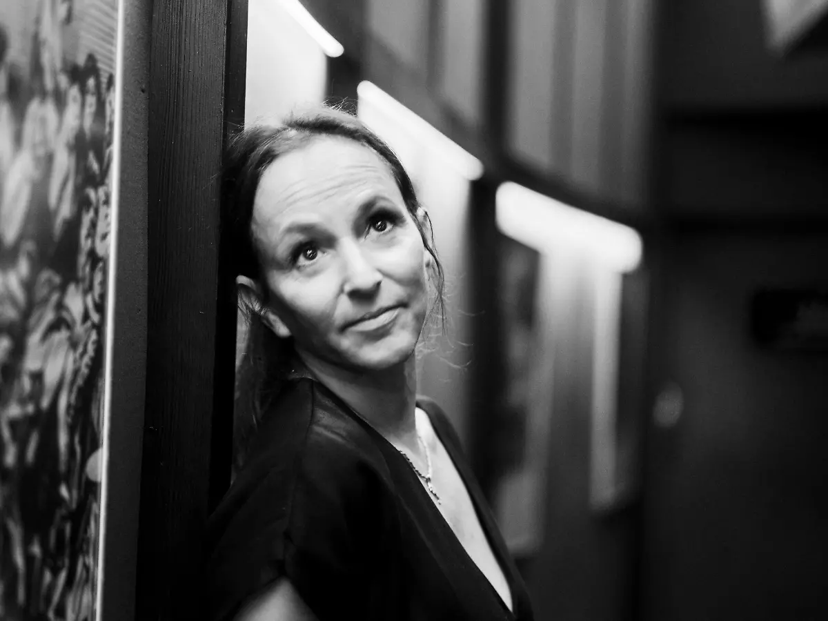 "Hab' schon ausgemistet" : Sharon Brauner sagt (und singt) "Bye bye Berlin"