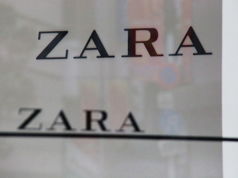 Zara stáhla dětský kostým připomínající vězeňské uniformy