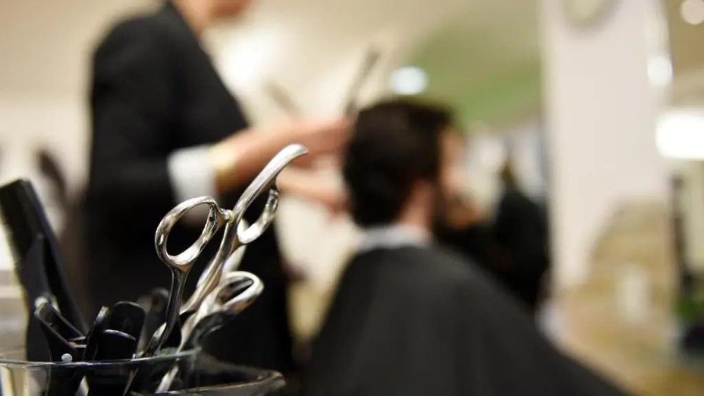 Ein-Mann-laesst-sich-die-Haare-schneiden