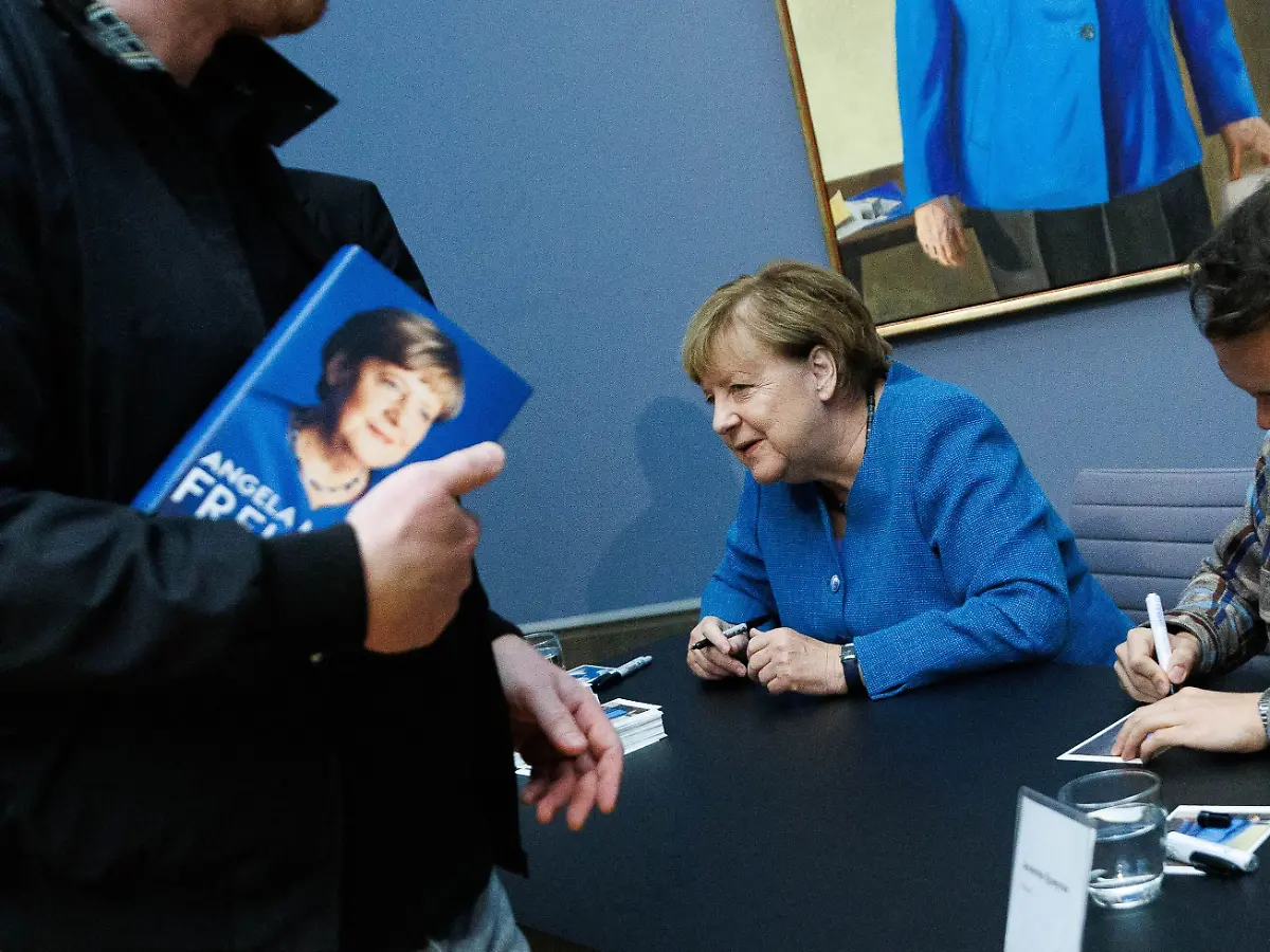Schlange vor Bode-Museum: Merkel signiert Kunstpostkarten ihres Porträts