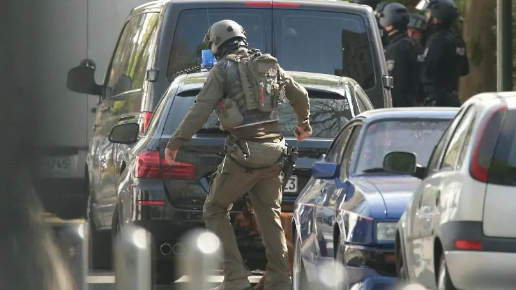 Ein-SEK-Hundefuehrer-geht-mit-seinem-Hund-zum-Einsatz