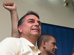Präsidentenwahl in Brasilien: Bolsonaro-Sohn liegt in ersten Teilergebnissen deutlich vor Lula