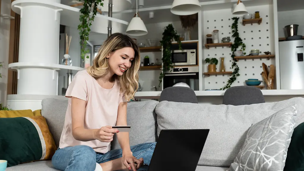 Frau mit Karte auf Sofa
