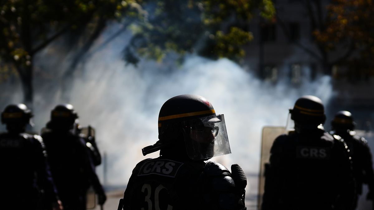 Gewalt in Frankreich eskaliert: Polizei-Granate reißt Jugendlichem bei ...