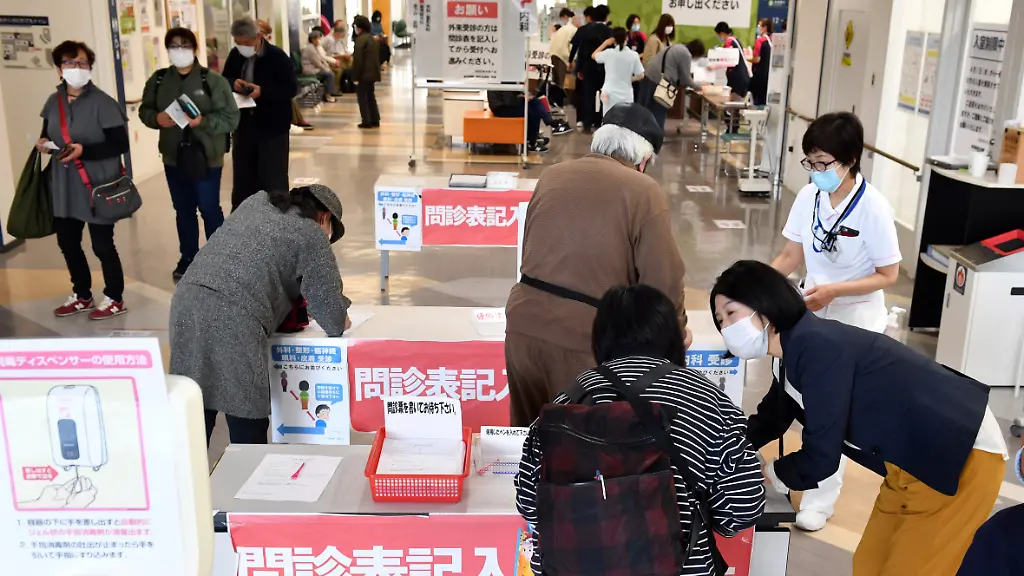 Patienten-werden-in-einem-japanischen-Krankenhaus-aufgenommen