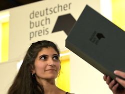Lügen, Rassismus und Verdrängung: Shida Bazyar erhält Deutschen Buchpreis für "Die Lücken"