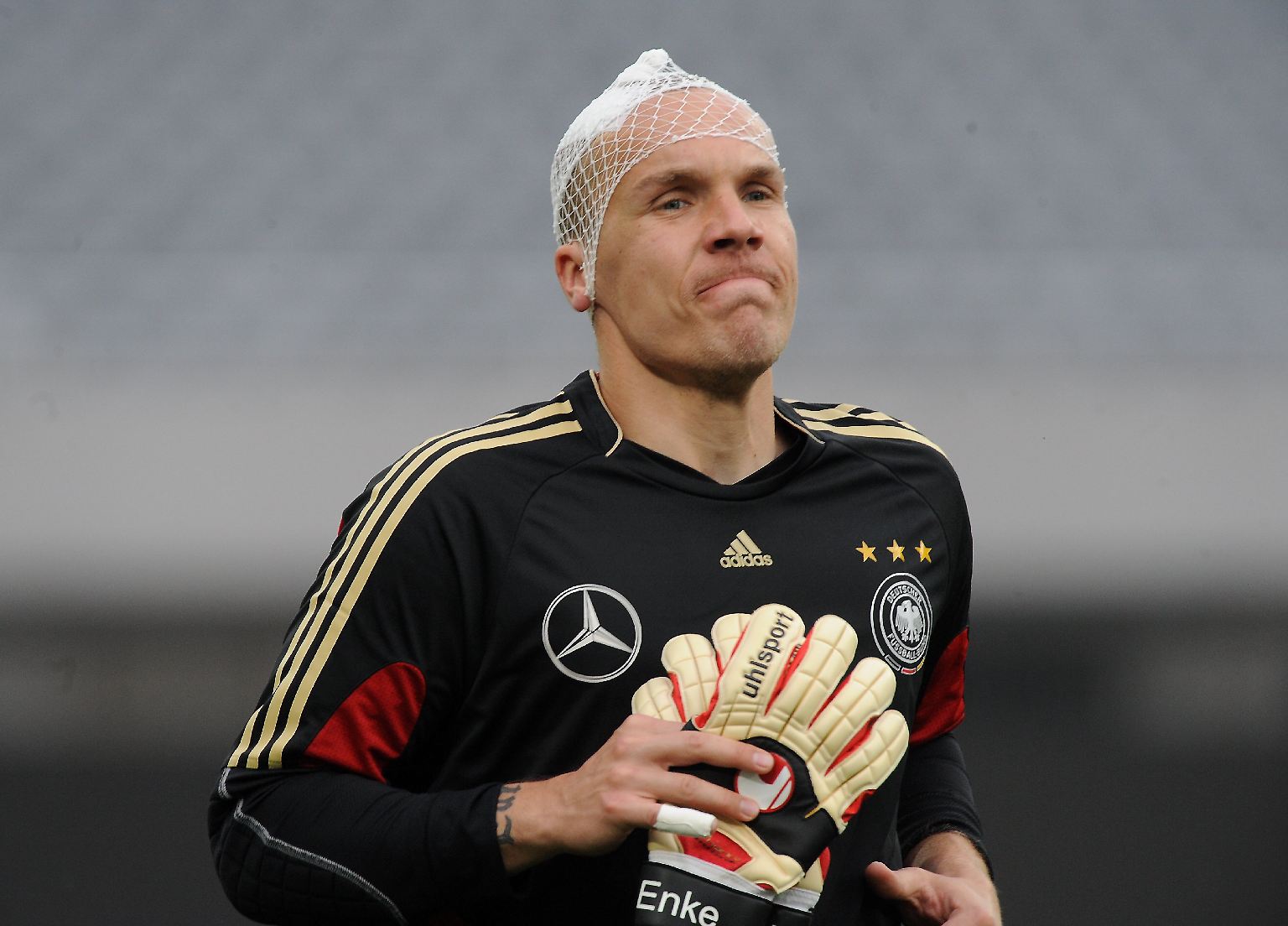 Robert Enke: Spielte trotz seiner Platzwunde am Kopf. 