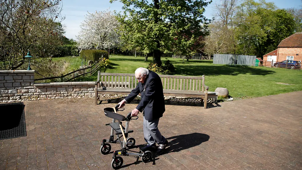 2020-04-15T170026Z-368116381-RC225G9MYBDY-RTRMADP-3-HEALTH-CORONAVIRUS-BRITAIN-VETERAN