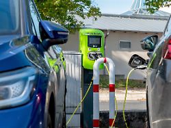 Spritpreise machen Unterschied: Anteil von E-Autos bei Neuzulassungen springt auf Rekordniveau