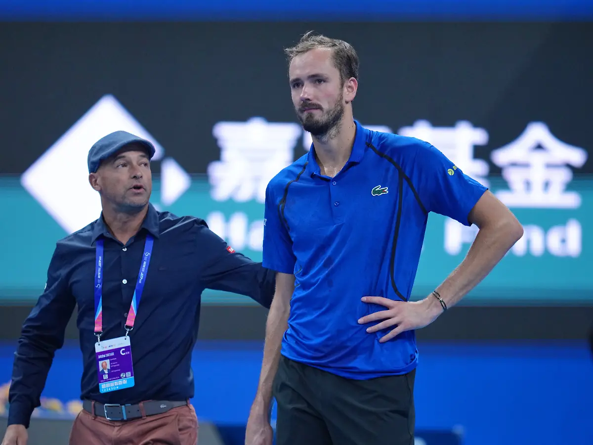 Medwedew trifft Fan mit Ball im Gesicht – Disqualifikation in Peking