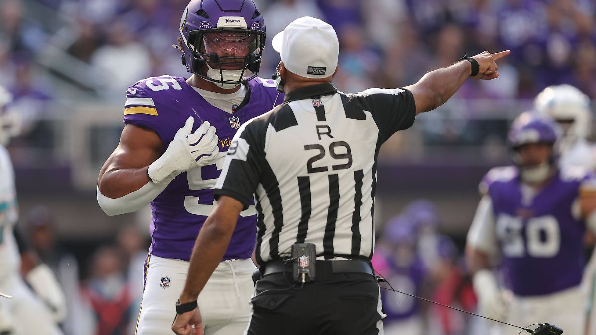 Photo: n-tv.de NFL suspends two game officials for separate Week 4 incidents