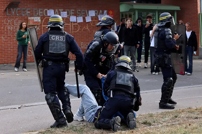 2026-10-02T104258Z_1424347954_RC2XUNAITHZX_RTRMADP_3_FRANCE-PROTEST