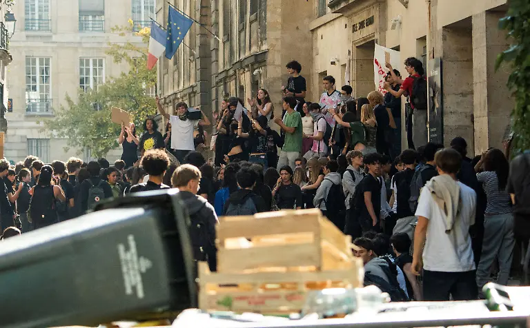 2026-10-05T213925Z_1584967554_RC21M9896YZO_RTRMADP_3_FRANCE-PROTEST