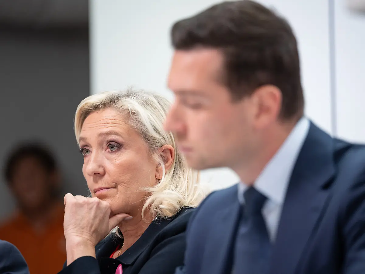 140 Milliarden in fünf Jahren: Le Pen geht mit radikalem Sparversprechen in den Wahlkampf