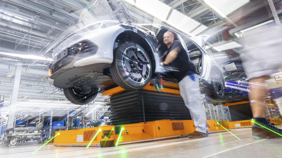 VW workers face pay uncertainty as company plans further job cuts